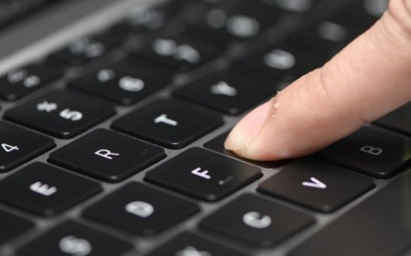 Bàn phím MacBook bị kẹt - hình 1