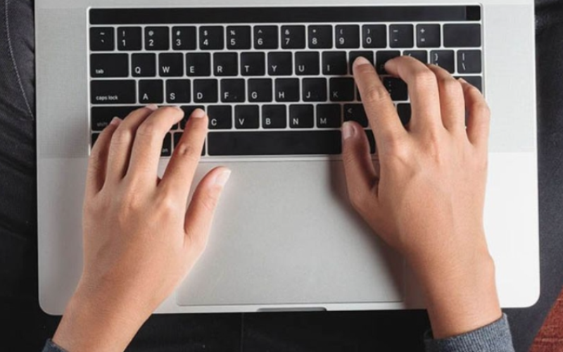 Bàn phím MacBook bị kẹt - hình 3