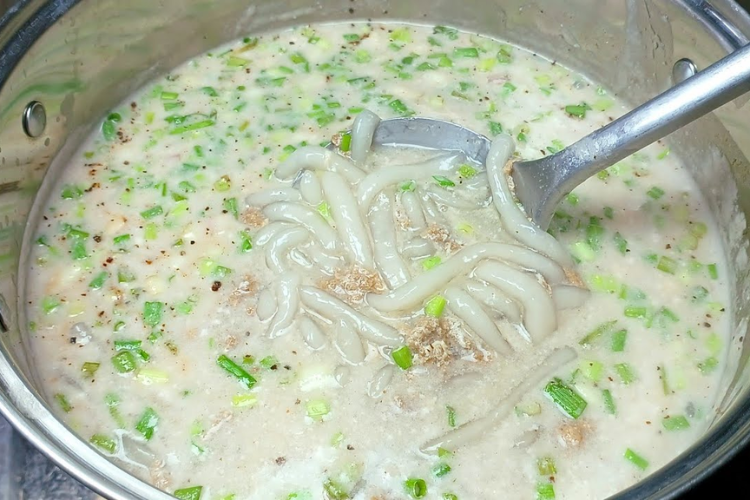 Nước dùng sánh nhẹ, hòa quyện giữa vị cua ngọt và nước cốt dừa thơm béo