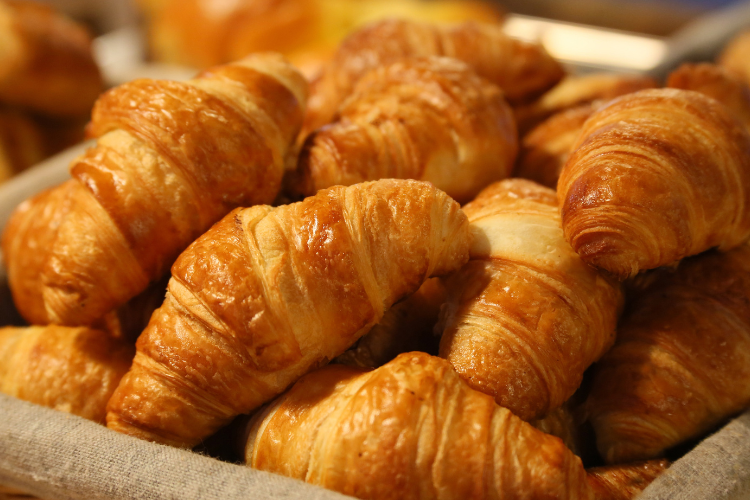 Bánh croissant trứng muối hình 7