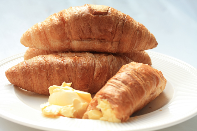 Bánh croissant trứng muối hình 8