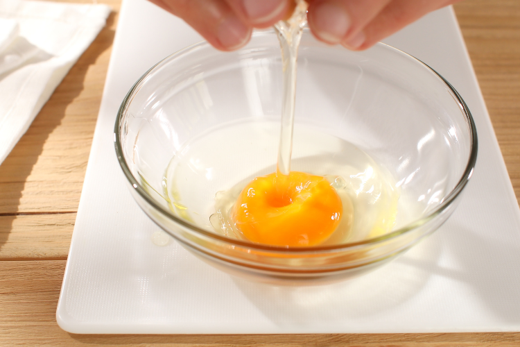 Làm cốt bánh flan bằng lòng đỏ trứng