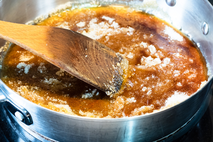 Làm lớp caramel cho bánh flan dâu tằm