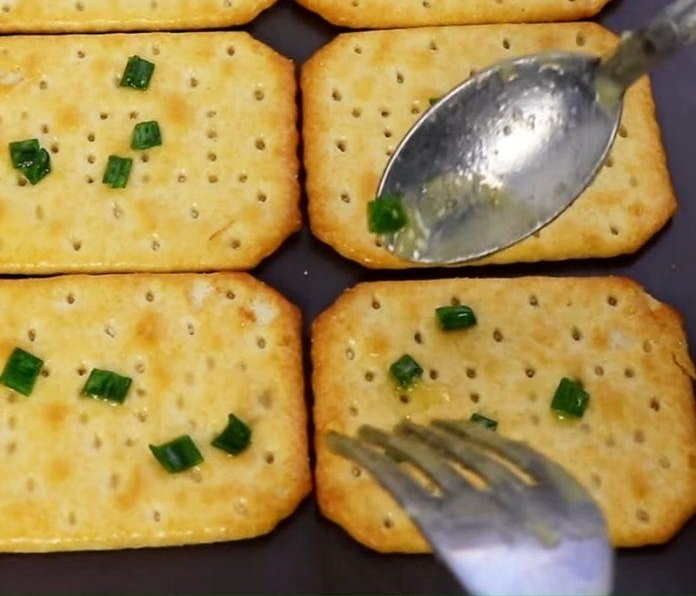 Bánh hành phô mai kéo sợi (hình 8)