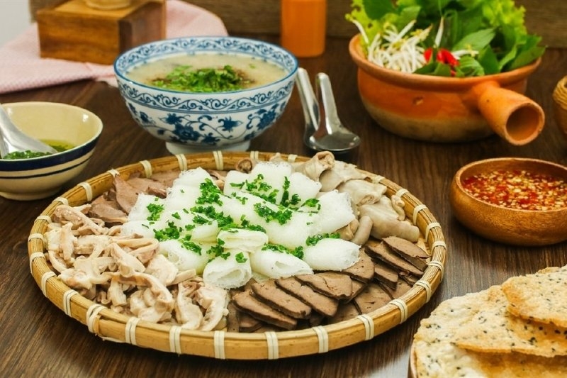 Cách thưởng thức bánh hỏi lòng heo ngon chuẩn Phú Yên