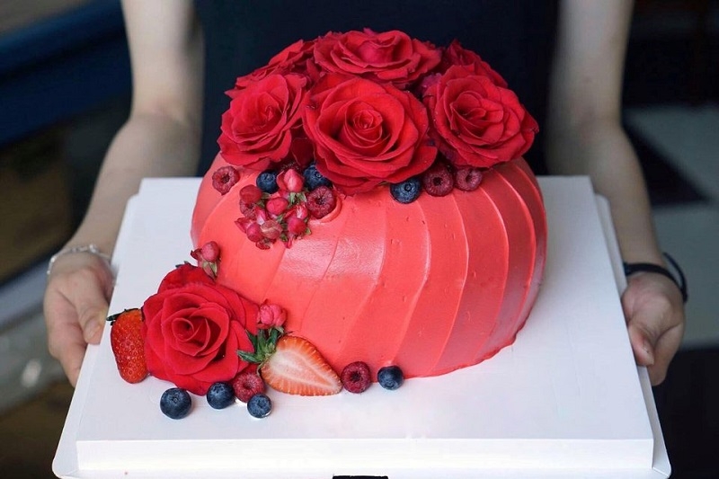 Bánh kem hoa hồng đỏ ảnh 1