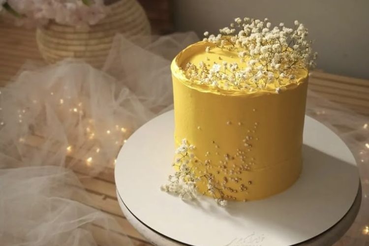 bánh kem màu vàng