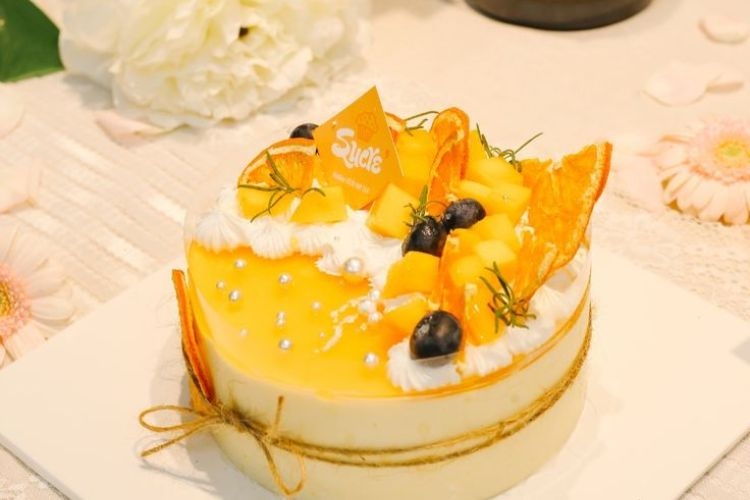 bánh kem màu vàng