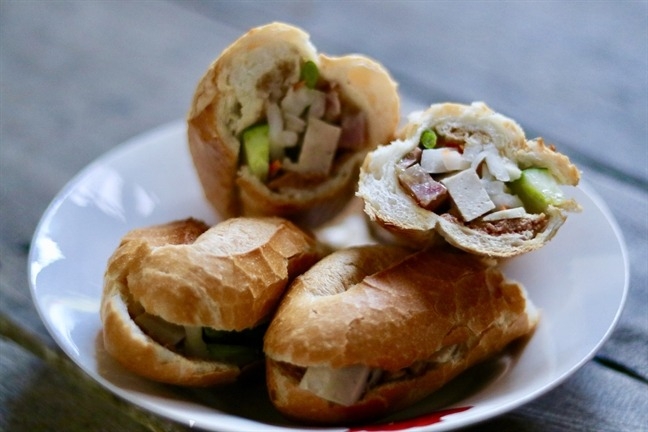 Thưởng thức bánh mì chả lụa