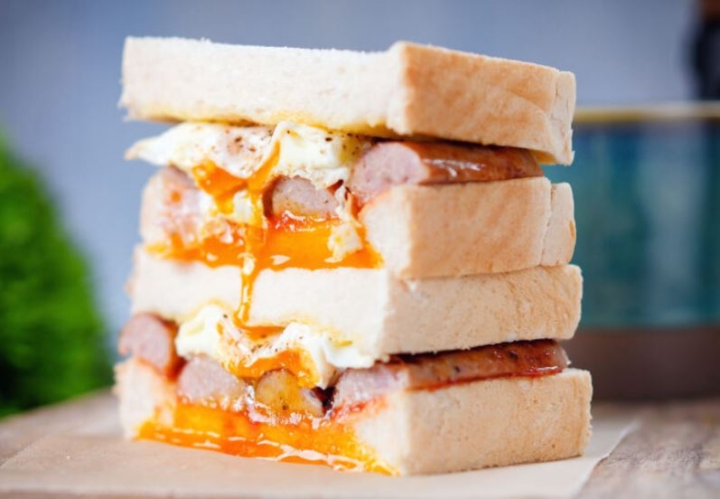 bánh mì sandwich trứng kẹp xúc xích 1
