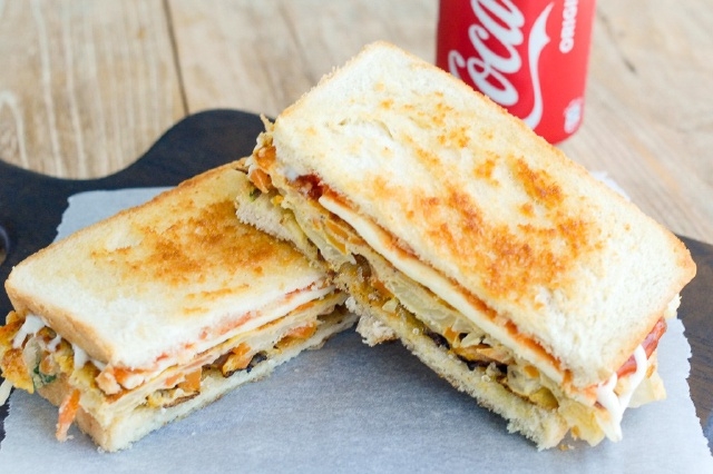 bánh mì sandwich trứng kẹp xúc xích 3