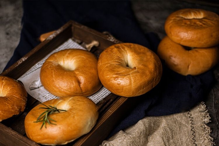 Hướng dẫn chi tiết cách làm bánh mì tròn bagel đơn giản ngay tại nhà với nguyên liệu dễ tìm