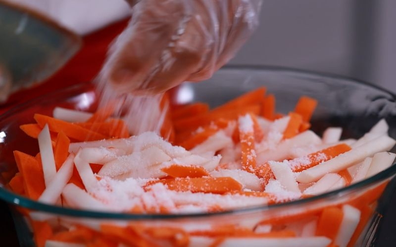 Ngâm rau củ với muối