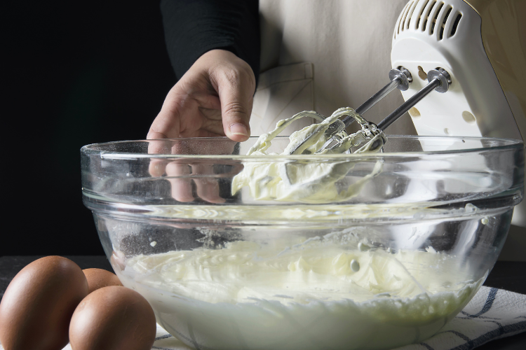 Bánh mousse sữa chua dâu tằm hình 8