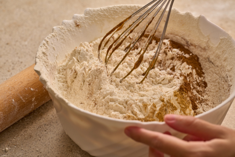 Trộn bột làm bánh ngọt cà rốt