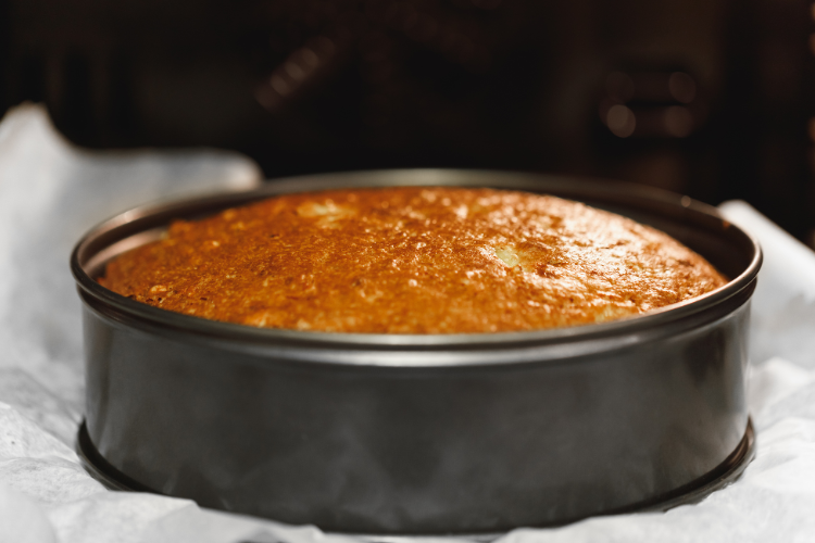 Đổ bột và nướng bánh ngọt cà rốt