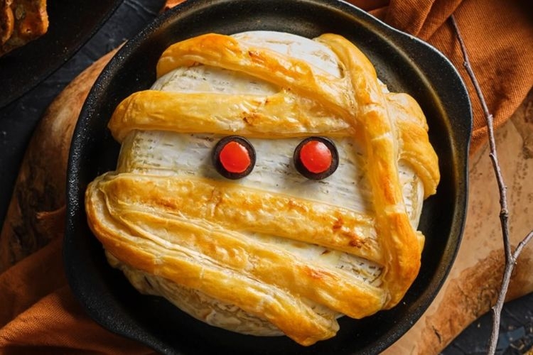 Mách bạn cách làm bánh phô mai Brie xác ướp độc đáo khai vị bữa tiệc Halloween