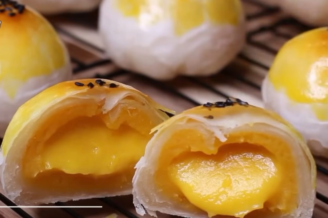 Bí quyết làm bánh pía trứng chảy với lớp vỏ giòn rụm, nhân lava sánh mịn thơm béo!