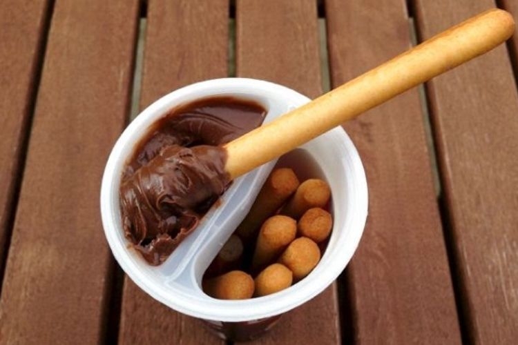 Mách bạn cách làm bánh que chấm socola thơm ngon, giòn rụm đơn giản tại nhà