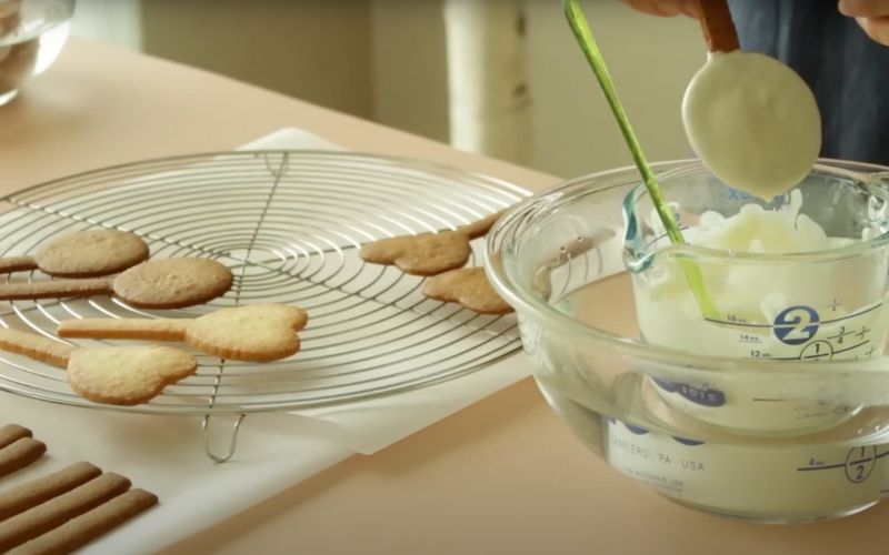 Đun chảy socola làm bánh que socola
