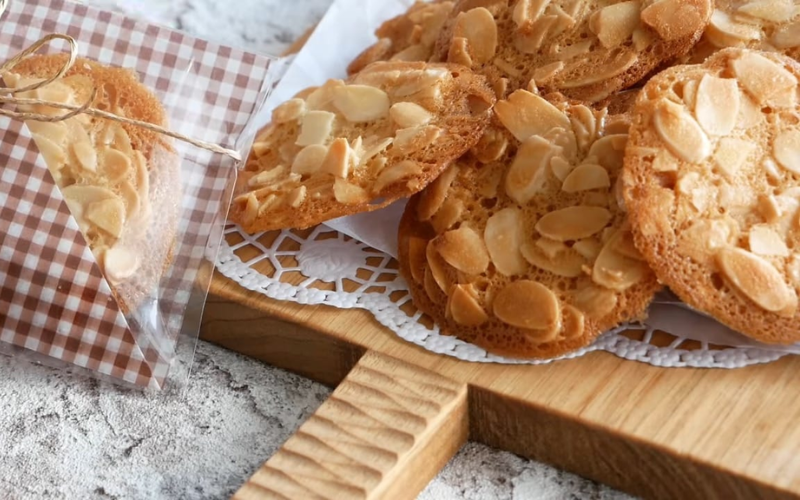 Thưởng thức bánh quy thơm ngon mùi hạnh nhân