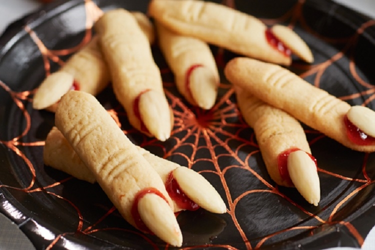 Hướng dẫn làm bánh quy ngón tay ma quái trang trí cho bữa tiệc Halloween đầy ấn tượng