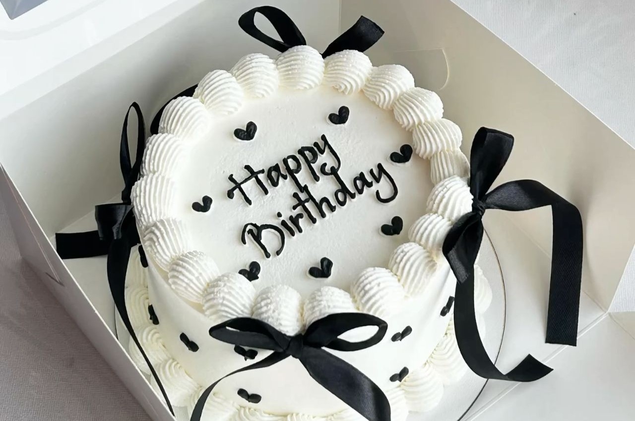 Tổng hợp 20+ mẫu bánh sinh nhật màu đen trắng: Đơn giản nhưng không hề đơn điệu