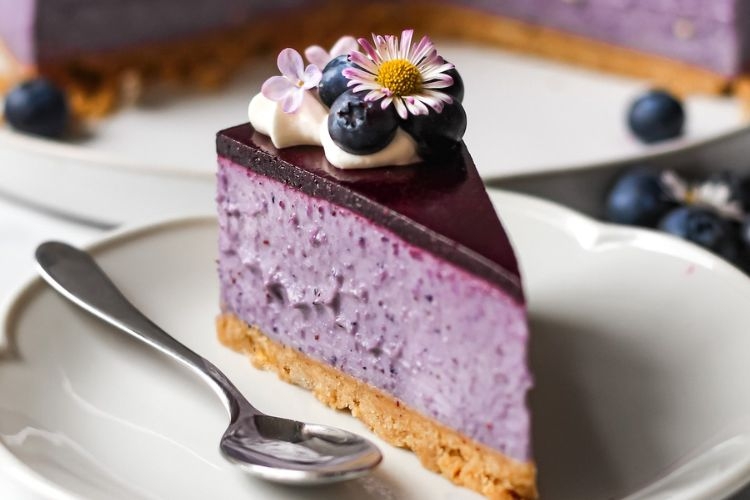 bánh sinh nhật màu tím