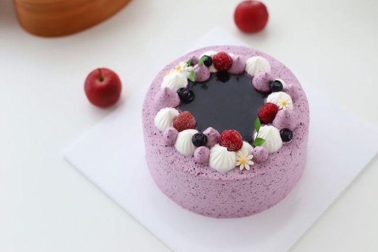 bánh sinh nhật màu tím