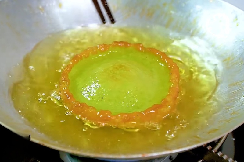 Bước 4: Chiên bánh tai yến lá dứa