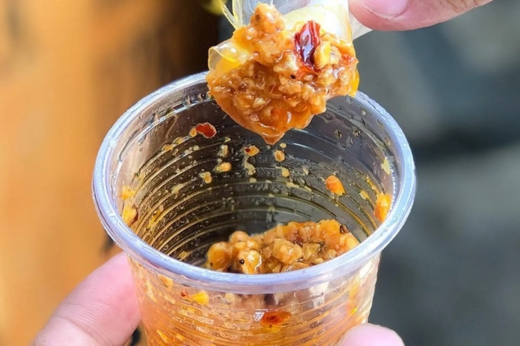 Bánh tráng muối béo: Món ăn vặt “gây nghiện” chinh phục mọi tín đồ ẩm thực đường phố