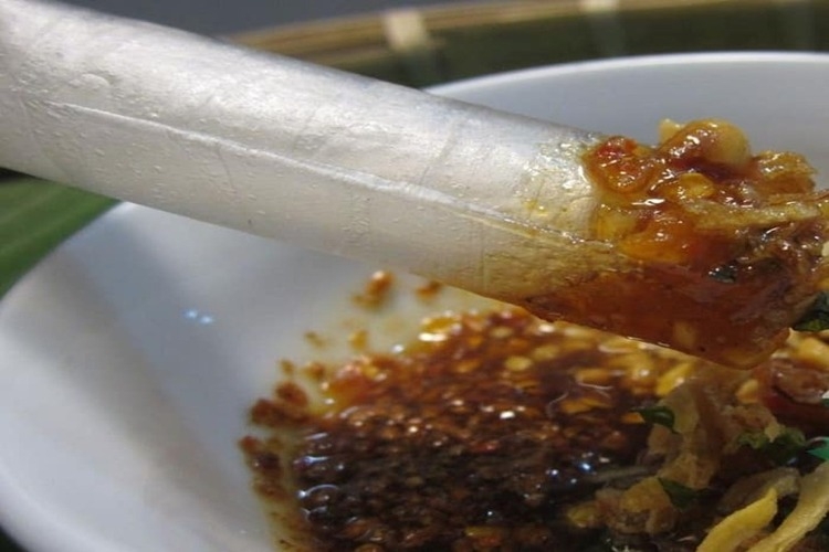 Bánh tráng me: Món ăn vặt dân dã với hương vị chua cay mặn ngọt khó quên của tuổi thơ Việt