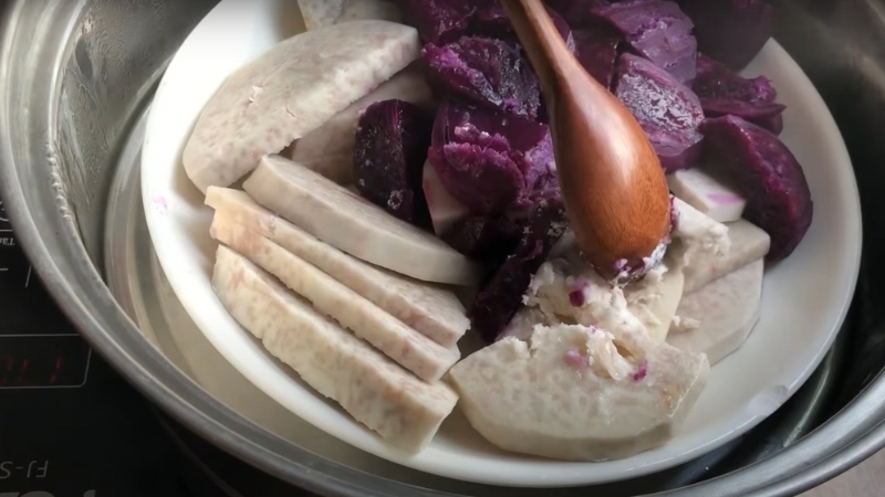 Bước 1: Hấp khoai