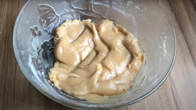 Bước 3: Làm vỏ bánh