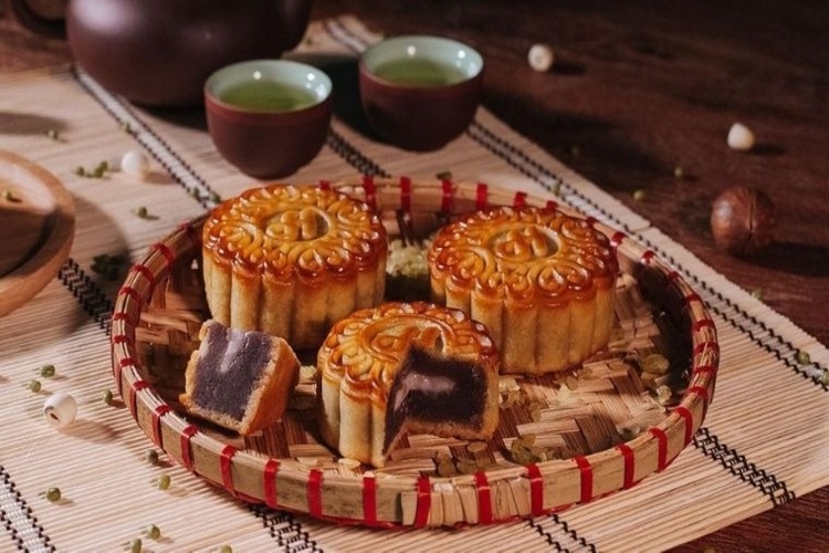 Cách làm bánh trung thu nướng nhân khoai môn truyền thống hòa quyện cùng nét hiện đại