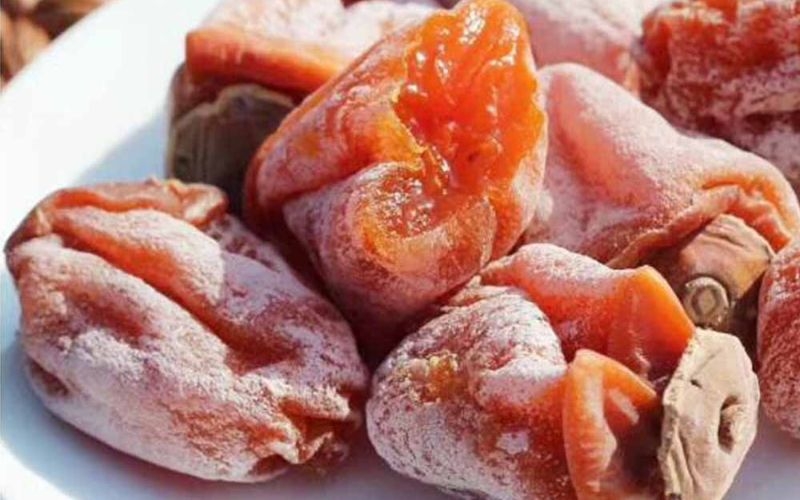 Hồng treo gió có lớp phấn trắng có ăn được không