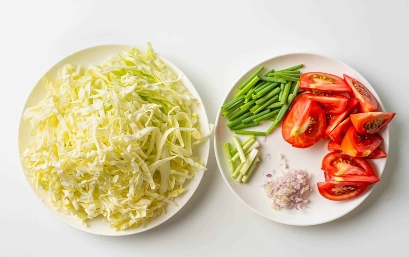 Bắp cải xào cà chua (ảnh 2)
