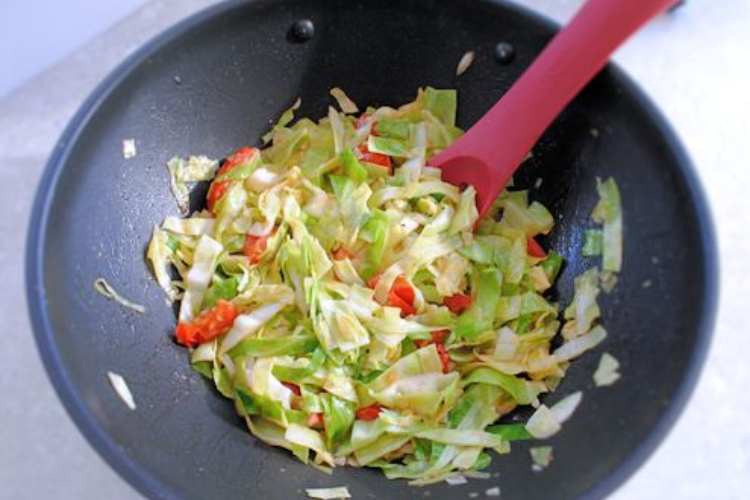 Bắp cải xào cà chua (ảnh 4)