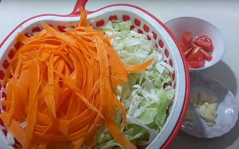 Sơ chế nguyên liệu làm bắp cải xào cà rốt
