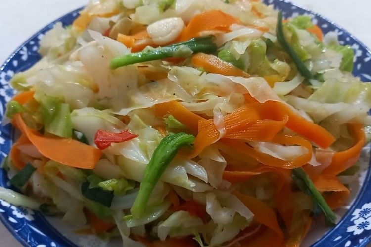Bỏ túi cách làm bắp cải xào cà rốt giòn ngon, giữ màu đẹp mắt cho bữa cơm nhà