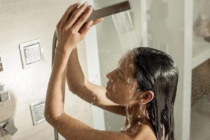 Bật bình nóng lạnh khi tắm hình 6