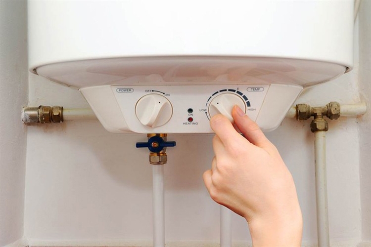 Bật bình nóng lạnh khi tắm hình 1