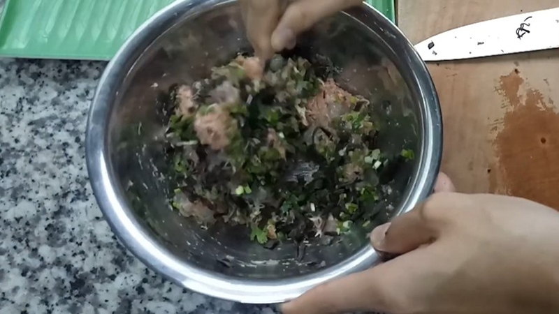 cách làm bầu hấp tôm thịt (hình 10)