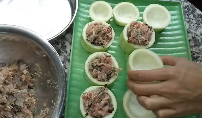 cách làm bầu hấp tôm thịt (hình 11)