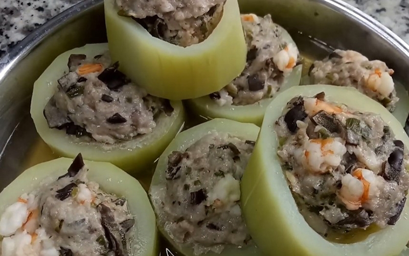 cách làm bầu hấp tôm thịt (hình 13)