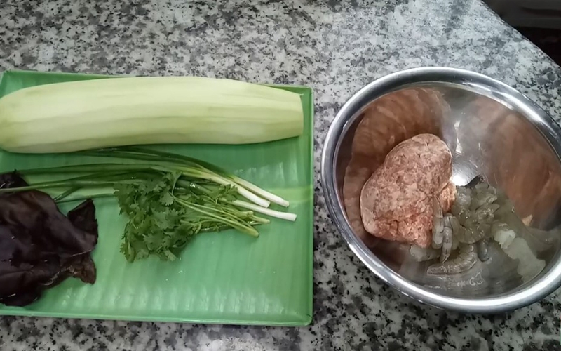 cách làm bầu hấp tôm thịt (hình 1)