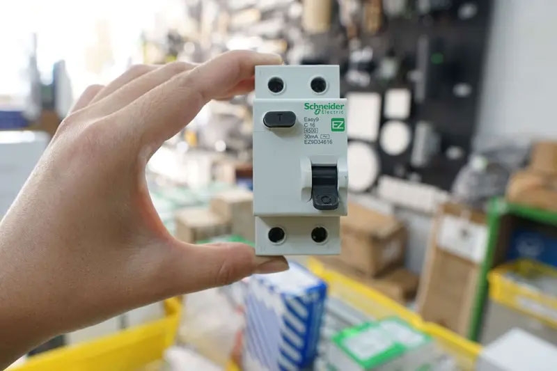 Bếp từ bị nhảy aptomat li&ecirc;n tục h&igrave;nh 1