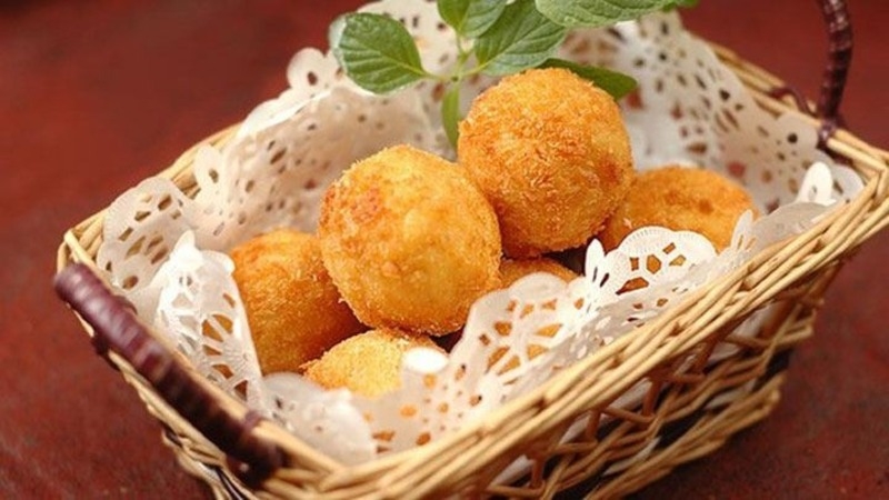 bí đỏ bọc trứng cút chiên giòn 7