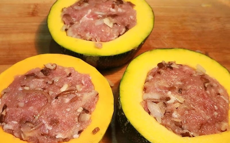Nhét thịt vào khoanh bí đỏ đã cắt sẵn