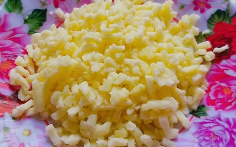 Phô mai mozzarella cắt miếng nhỏ hơn miếng bí đỏ